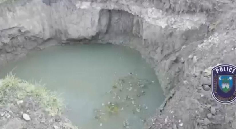 A kutyáját kimentette a lány, de ő bent maradt a vízzel teli bakonyi gödörben (helyszíni videó)