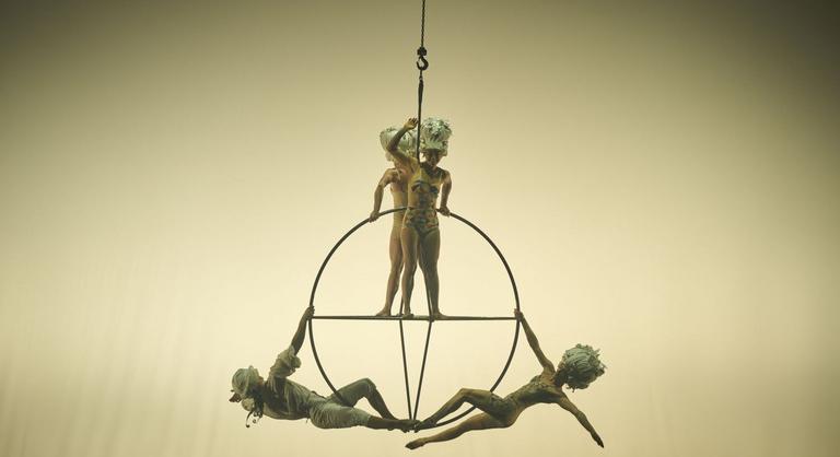 Egy búvár az égben úszott, a fürdőzők a tenger fenekén napoztak