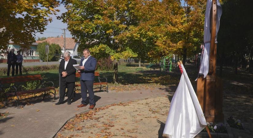 Felavatták Madocsa Falufáját