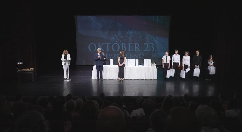 Kiosztották a Tehetséges Paksi Fiatalokért Alapítvány díjait