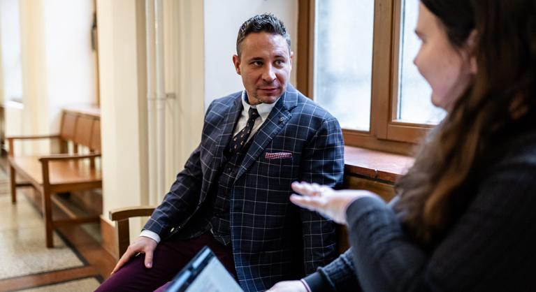 Segítséget kért Schadl Györgytől, a titkárnő pedig adta is a pénzt