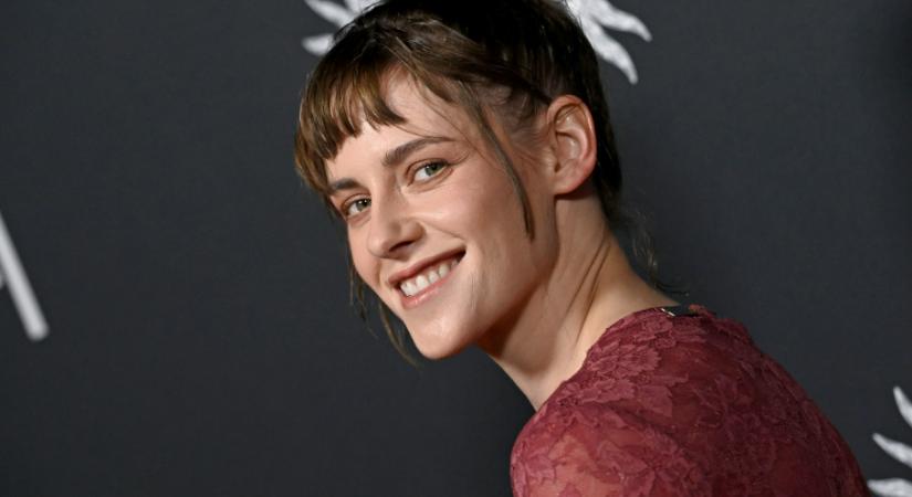 Kristen Stewart érzéki csipkeruhában lépett a vörös szőnyegre – mindenkit őt nézte