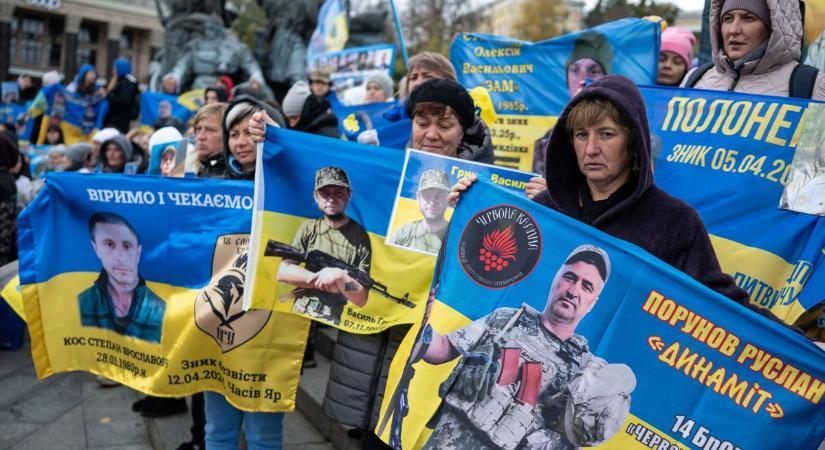 Az ukrán fronton átlagosan négy órát élnek a katonák (videó)