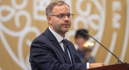 Orbán Balázs AI-videóban idézett meg nem történt kijelentéseket Magyar Pétertől