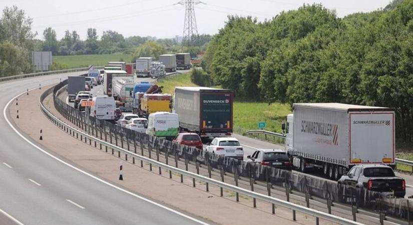 Nyolc kilométeresre duzzadt a dugó az M3-ason, több busz is késik