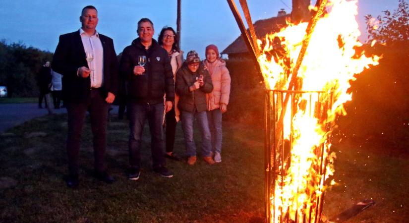 Hatalmas lángok csaptak fel a szőlőhegyen! Ezért festette vörösre a tűz az ég alját