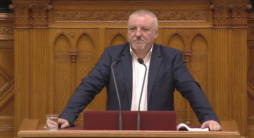 Dráma a Parlamentben – Ez a Fidesz 133 „bátor embere”: „Ha most gyerekek ülnének itt, befogott füllel sírva menekülnének el”