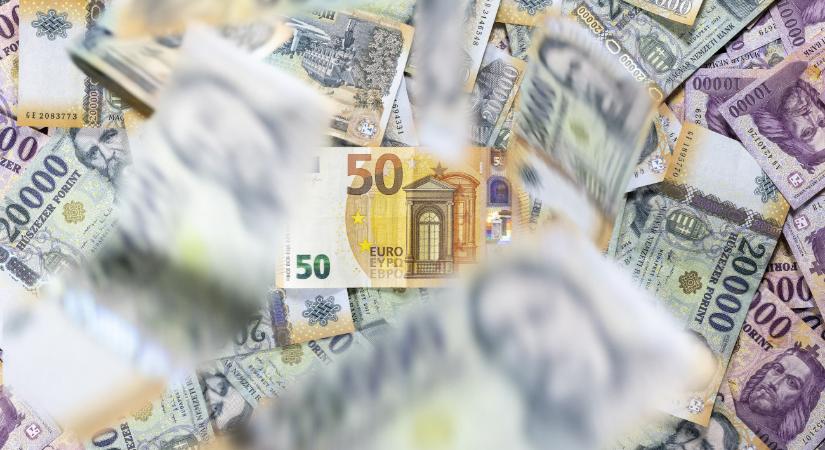 Elemző: jól tartja magát a forint, enyhén erősödik is, de fontos adatok jönnek a héten