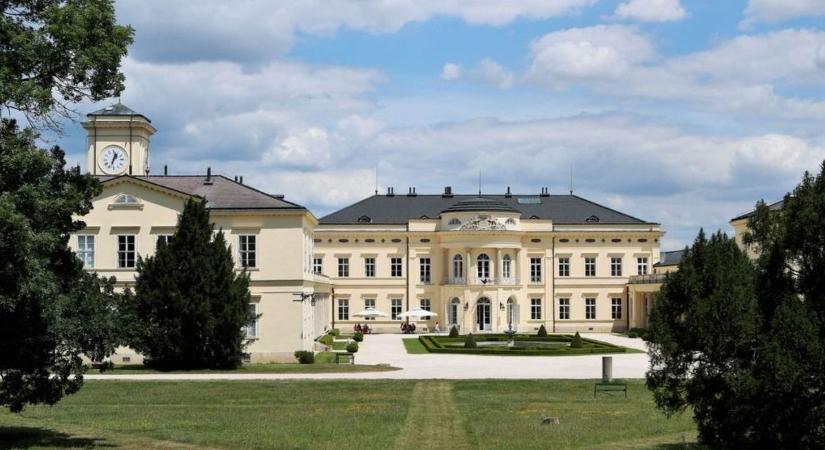 Titkos ajtó mögé leshetnek be az érdeklődők a kastélyban