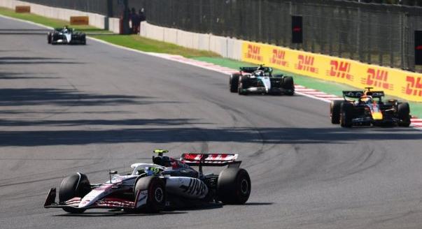 Bearman majdnem besz*rt a Verstappen-előzésnél