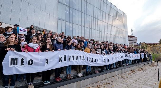Petíciót indítottak a szinte éhbérért dolgozó pécsi könyvtárosok