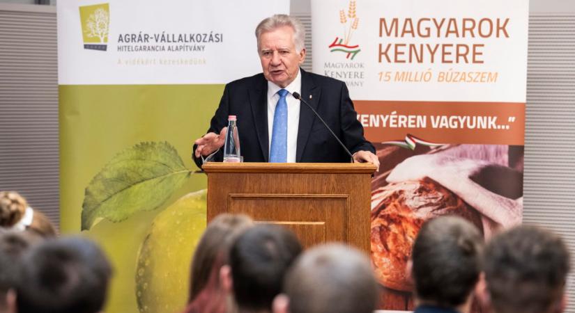 Fiatal agrárszakembereket díjaztak a Magyarok Kenyere programban
