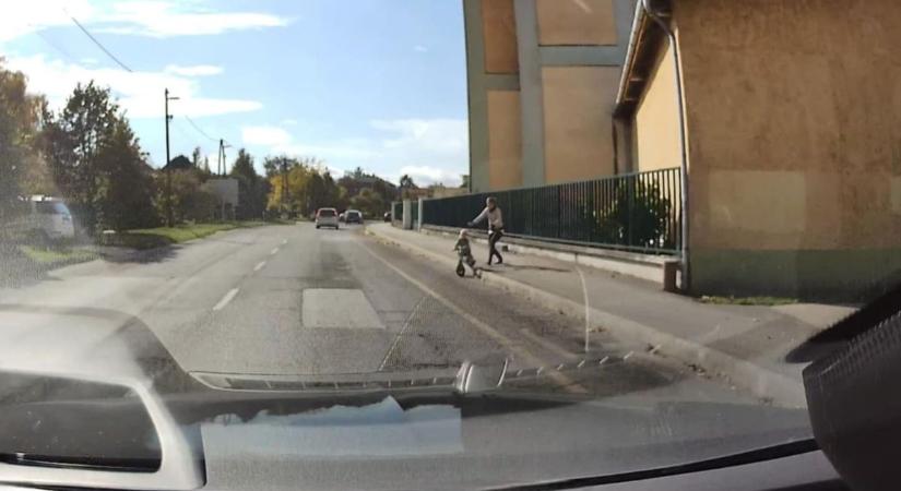Centiken múlt a tragédia: kisgyerek szaladt az autó elé (videó)