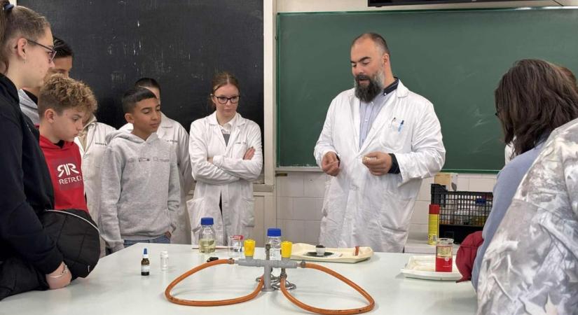 Kémiai kísérleteket figyelhettek meg testközelből a hosszúpályi diákok