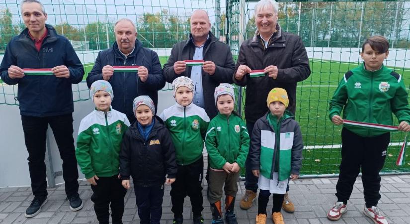 Műfüves focipályát kaptak az egyedi utánpótlás focisták, a községben komoly sportélet zajlik - fotók, videó