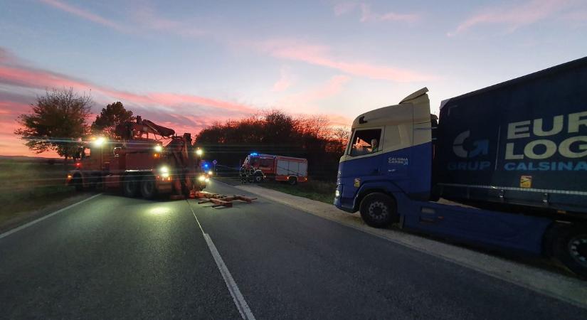 Lezárták a 86-ost Reszneknél, kamionbaleset történt! (galéria)