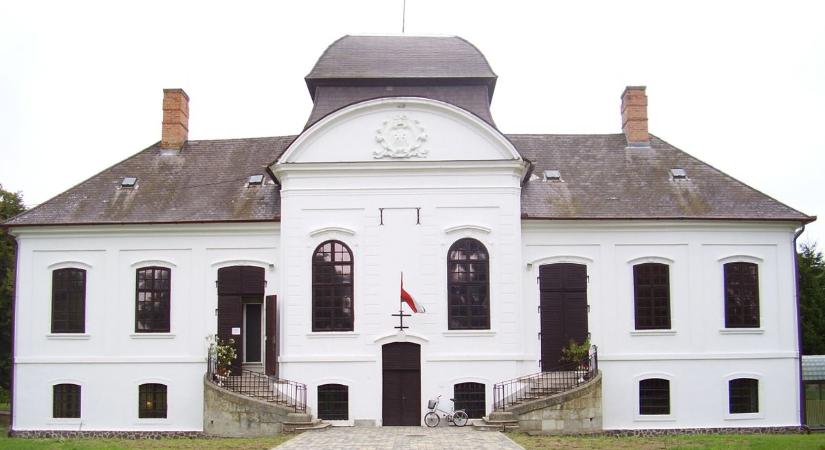 Tragédia rázta meg a gyönyörű hevesi kastélyt, azóta szól a zongora az üres teremben