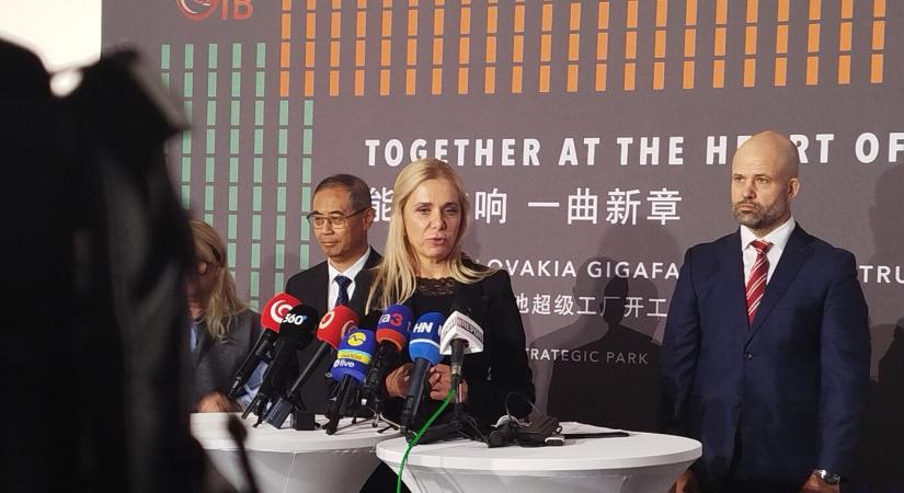 Alapkőletétel helyett faültetés – Ficóék Nagysurányban jártak