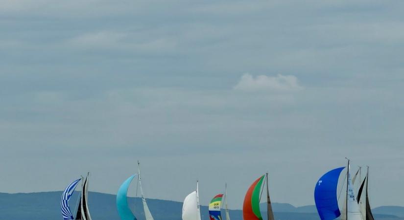Frissülő szél és őszi fények a Kékszalag PORT Évadzáró Nagyhajós Túraversenyen