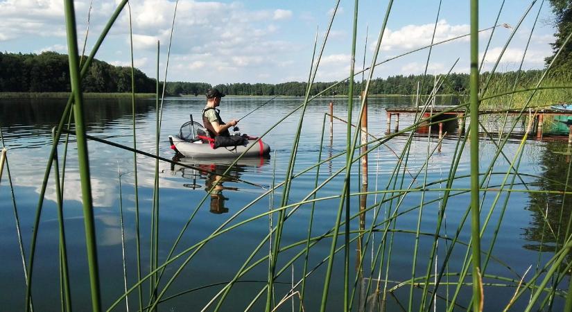 Videón a pillanat: fejjel borult a vízbe a horgász belly boatjával VIDEÓ