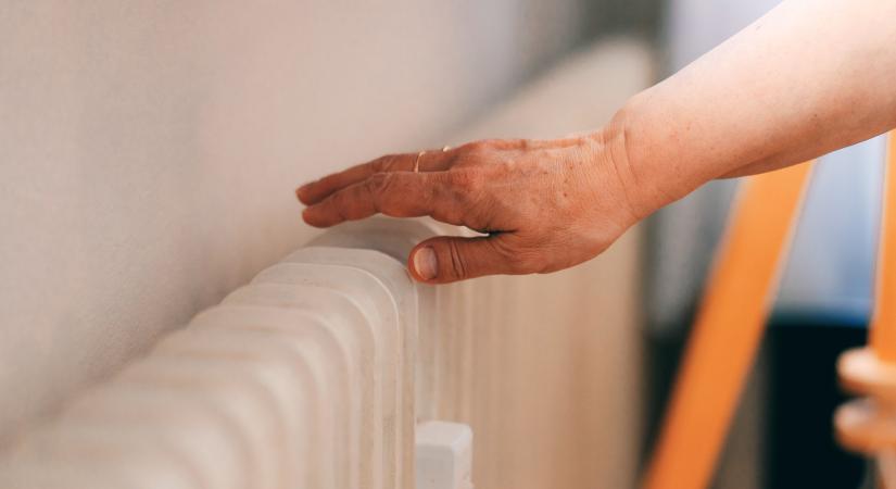 A radiátor feltekerése nélkül is melegebb lesz a lakás, ha november előtt ezt megteszed