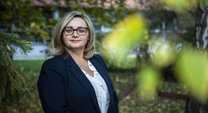 Miért nem jó ötlet a temetésen spórolni, és miért nem szerencsés hazavinni a hamvakat? – kegyeleti biznisz a Mérlegen podcastban