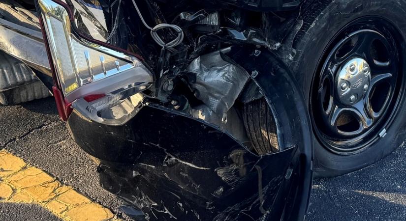 Szundikált a volánnál, belerongyolt a rendőrautóba