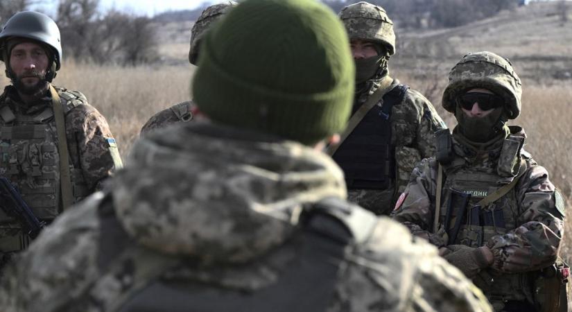 Fogy az ukránok türelme: fegyverrel támadt egy rendőr a sorozótisztekre Odesszában