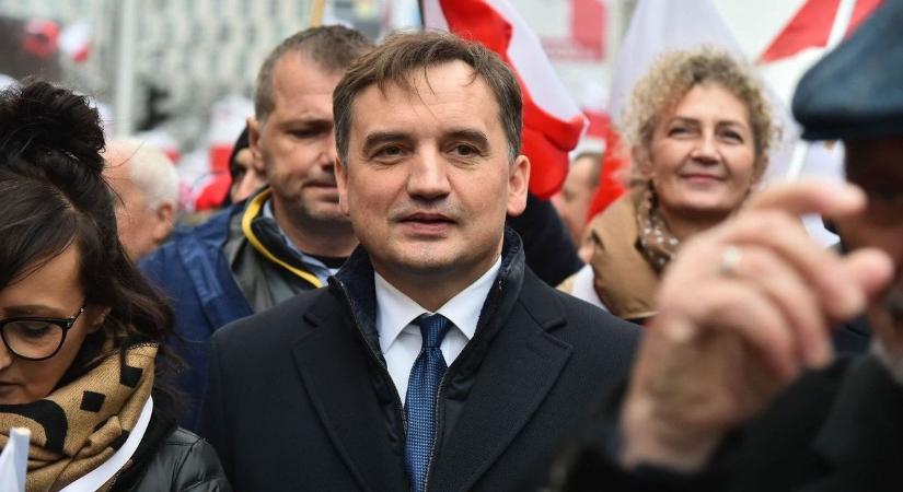 Brutális támadás Donald Tuskéktól: száműzetés és halál között választhat a lengyel jobboldali vezető politikus