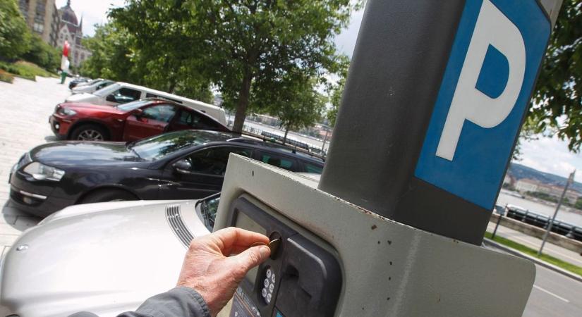 Teljes fordulat: hiába törölte el a bíróság a fizetős parkolást a vidéki nagyvárosban, az önkormányzat mégis beszedi a díjakat a lakosságtól