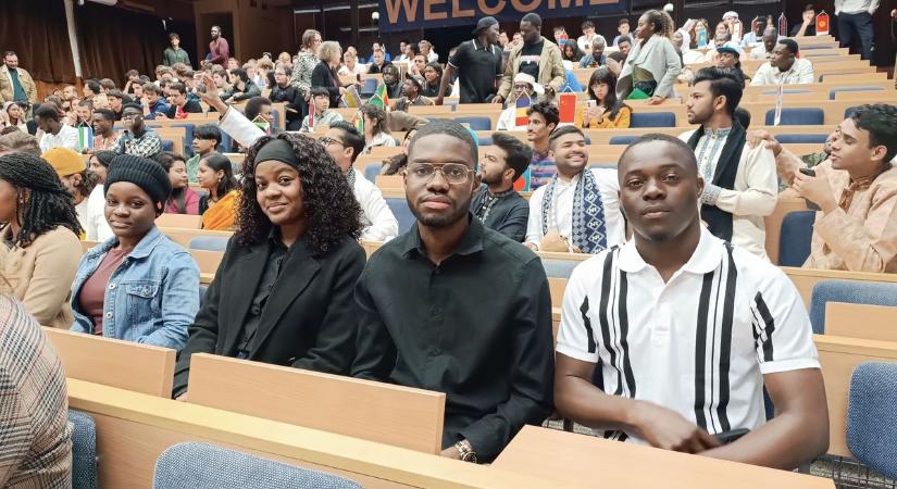 Ghánai törzsfőnök és pilótának készülő jemeni fiatalember is tanul az egyetemen – külföldi diákokat köszöntöttek Nyíregyházán (videó)