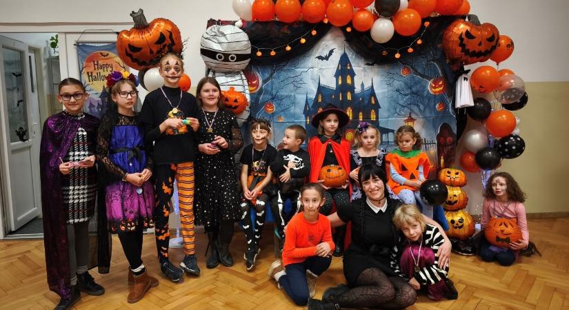 Tökfaragás és lámpás felvonulás – halloweeni hangulat Bögellőn (Fotók)