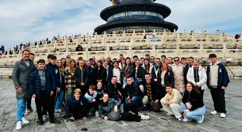 Először Európán kívül: aranyba foglalták pekingi utazásukat a tiszafüredi fiatalok