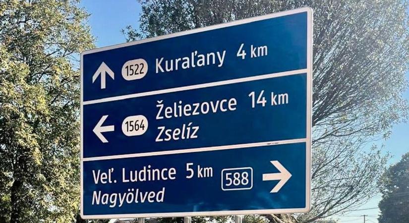 Hiába borult ki a szlovák hivatalvezető a magyar feliratokon: folytatódik a kétnyelvű táblák kihelyezése!