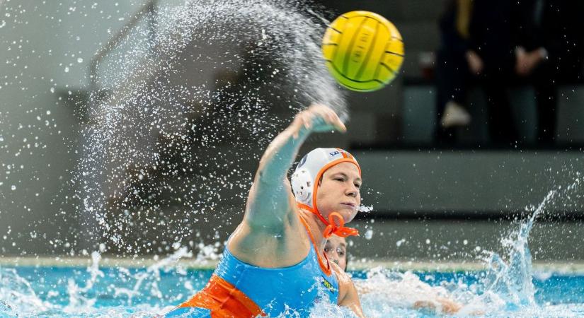 Kiütés a medencében