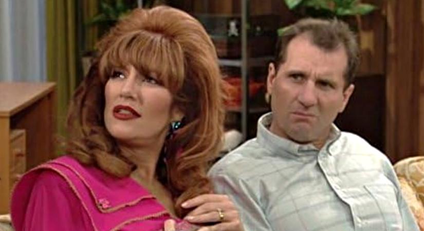 Újból összeállnak az Egy rém rendes család szereplői, hogy sosem hallott sztorikat meséljenek, és közben egy jó cél érdekében gyűjtsenek pénzt