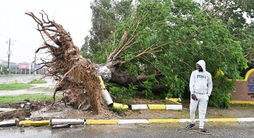 Óránként csaknem 300 kilométer per órás széllökésekkel csapott le Jamaicára a Melissa hurrikán