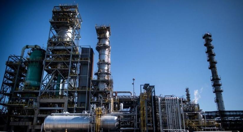 Kitört a botrány, a horvátok becsapták a Mol szlovák finomítóját: visszatartanak 90 ezer tonna kőolajat, veszélyben a régió – ennyit a Barátság vezeték kiváltásáról