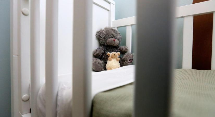 Már új családjánál aludhat a kisfiú, aki élete első három évét egy kórházban töltötte