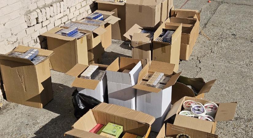 Két helyen is óriási halom őrizetlen cigarettát találtak