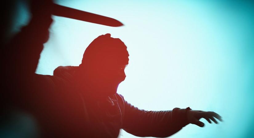 Rettenetes késelés: Egy idegen és támadója ugrott be egy nő autójába