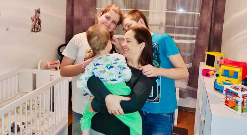 Már új családjánál aludhat a hároméves kisfiú, aki születése óta egy pécsi kórház rácsos ágyában élt