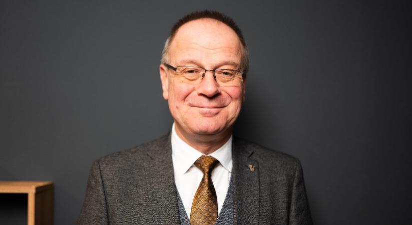 Navracsics: Ne a babára, hanem a labdára menjünk