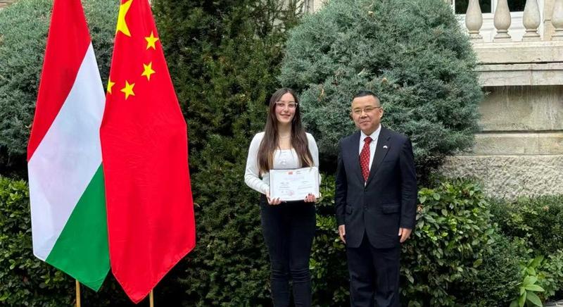 Debreceni hallgatókat tüntetett ki a kínai nagykövet