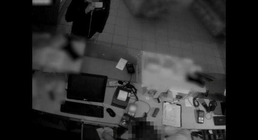 Videófelvételen másfélmillió forint ellopása, amihez az is kellett, hogy elaludjon a benzinkutas