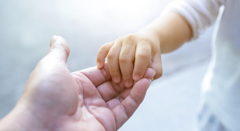 Végre családba kerülhet a kisfiú, akit nem engedtek örökbe fogadni