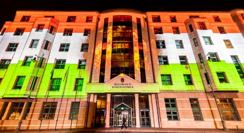 Szijjártó nagykövetnek küldi Vietnámba a Konnektivitás Barátai Alapítvány alapítóját