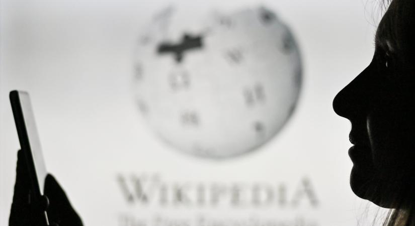 Halál a Wikipédiára? – A legnagyobb szájú és leggazdagabb dollármilliárdos megy ellene