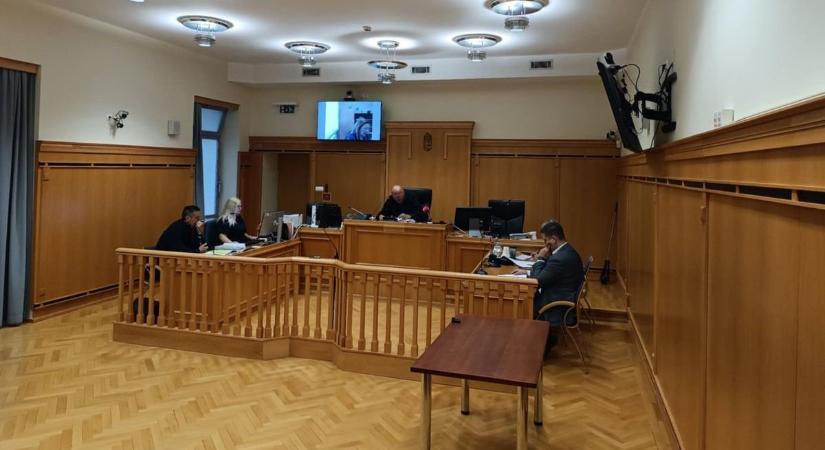 Kalapáccsal és partvisnyéllel kínozta a hajléktalan férfit decsi fogvatartója