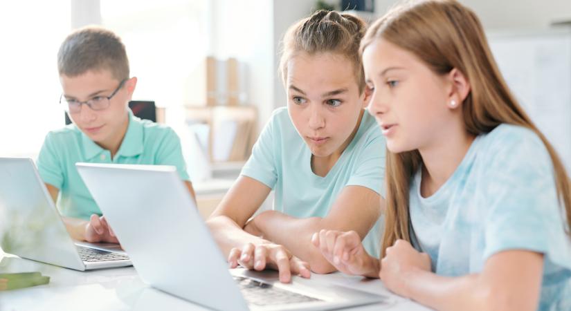 Az oktatástechnológia szerepe a gyermekjóllét új korszakában – amikor a képernyő nem fal, hanem ablak a világra